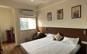 Downtown Studio Apartment 4*